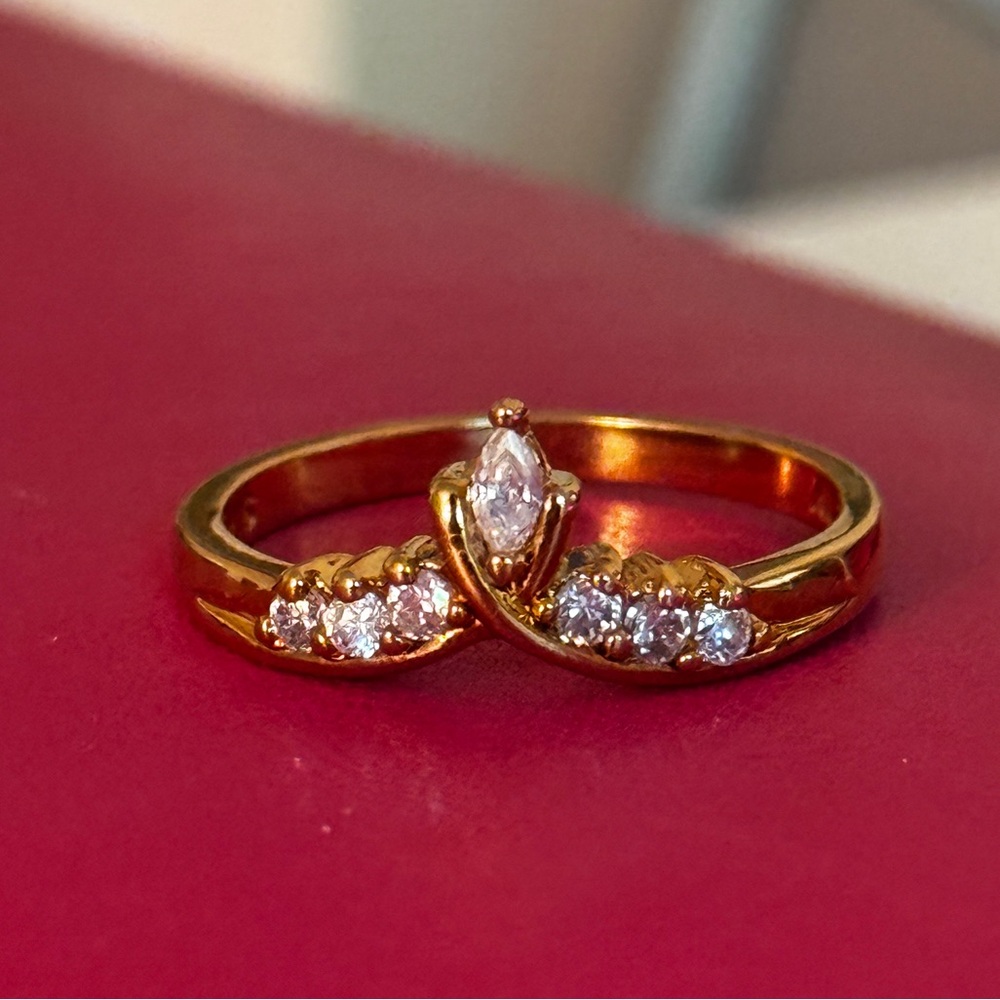 VINTAGE Avon NV Gold Tone Crown Jewels ring Size 9